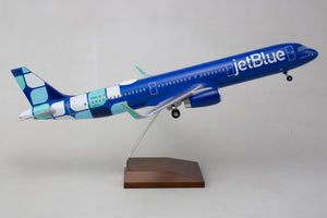 SKR8440 SKYMARKS JETBLUE A321 1/100 MINT W/WOOD STAND & GEAR