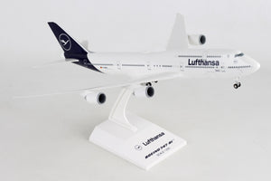 SKR1040 SKYMARKS LUFTHANSA 747-8I 1/200 W/GEAR NEW LIVERY - SkyMarks Models